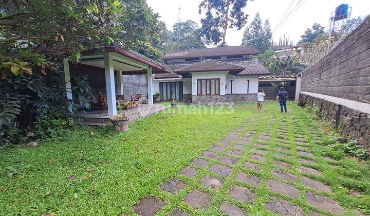 Dijual Rumah Nyaman Asri Ada Kolam Renang Lokasi di Hegarmanah 2