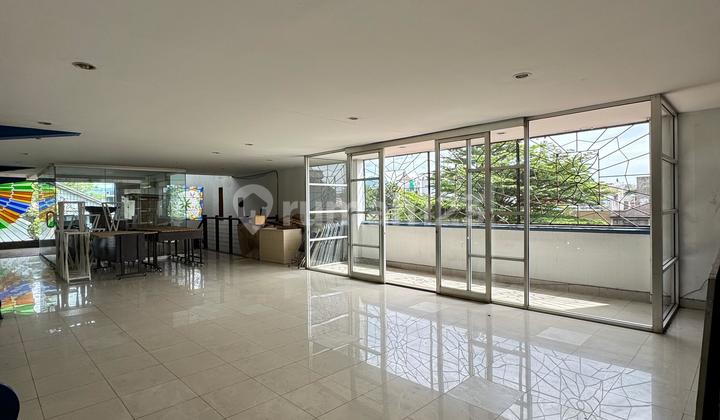 Gedung Showroom Megah Exclusive di Tengah Kota Bandung