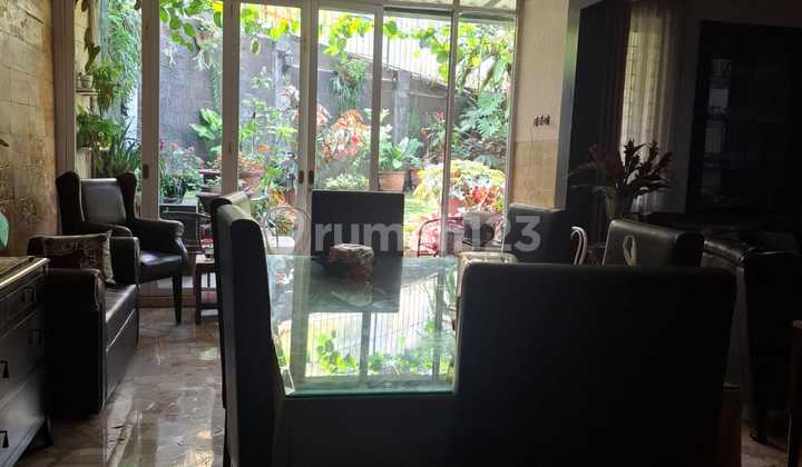 Rumah Hook Besar Halaman Luas di Komplek Alamanda 2