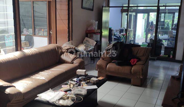 Rumah Modern Nyaman Bangunan Lama Di Sayap Jalan Sederhana 1