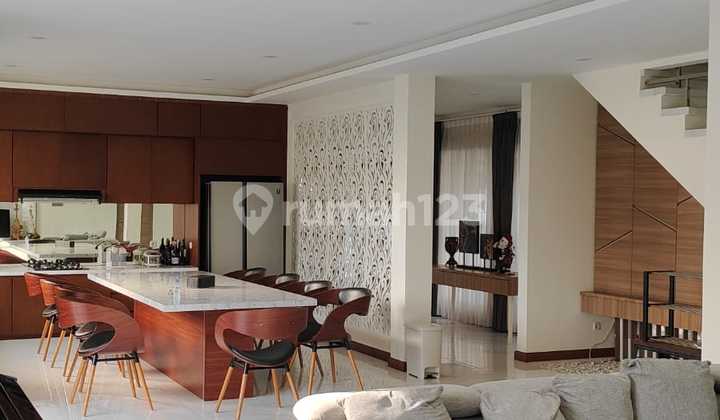 Di Jual Rumah Mewah Elegant dengan Kolam Renang di Ciumbeuleuit