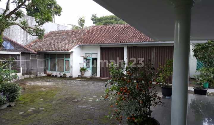 Rumah atau Villa yang Asri dan Terawat di Cipaku Permai