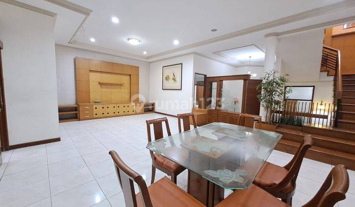 Disewakan Rumah Siap Huni Furnished 2 Lantai Lokasi Di Setra Duta 1