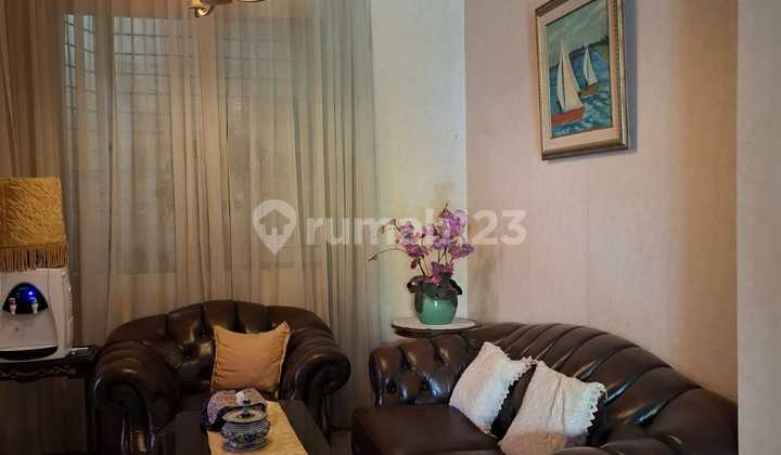 Large Hook House with Spacious Yard in Alamanda Complex.