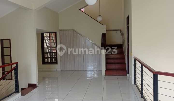 Rumah Asri Terawat 2 Lantai di Budisari, Bandung