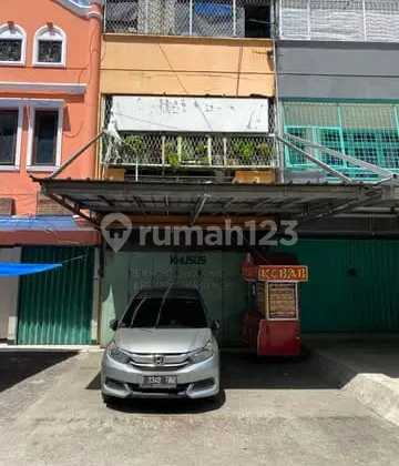 Ruko Hadap Jalan Raya di Duri Kosambi, Jakarta Barat.