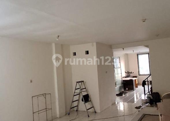 For sale shop house in Aralia Harapan Indah 2. The shop house is in good condition and ready to occupy. 2