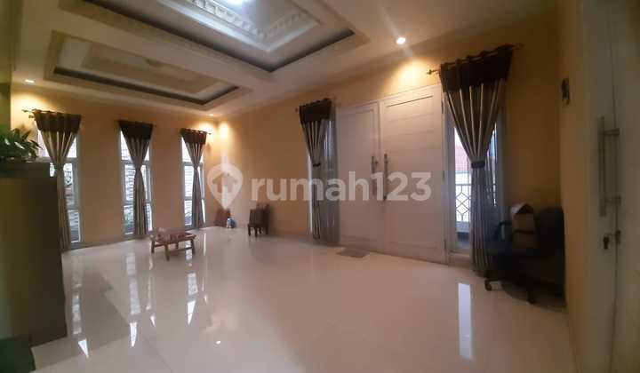 Rumah Gaya Modern Ada Kolam Renang di Taman Modern Cakung - Jakarta Timur 2