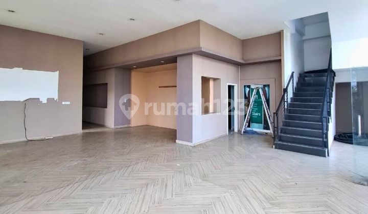 Large 1,650 m² Building on Main Boulevard - Premium Location Large 1,650 m² Building on Main Boulevard - Premium Location