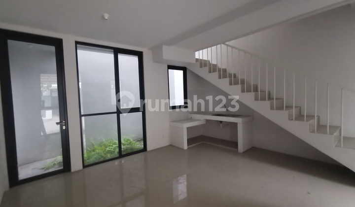 Jual Cepat, Rumah Royal Residence Wiyung 3 Lantai Serenade 2