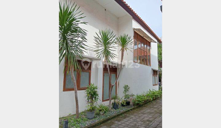 Dijual Rumah 2 Lantai 3 Kamar Strategis Dekat ke Pantai Kuta 1