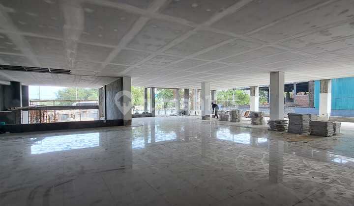 Sewa Minimal 5 Tahun Gedung Baru Parkir Luas di Jalan By Pass 13
