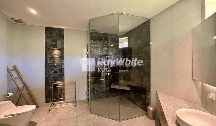 For Sale High End Balinese Style Villa Next To River 5
