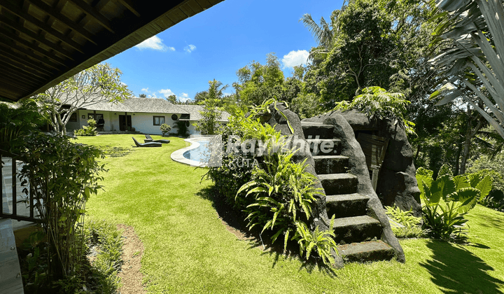 For Sale High End Balinese Style Villa Next To River 16