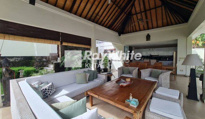 Quick sale Furnished 2 Floor Family Villa in Canggu, Badung 1