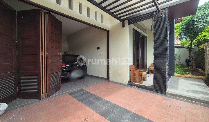 Dijual Rumah Strategis 4BR Semi Furnished di Denpasar 1