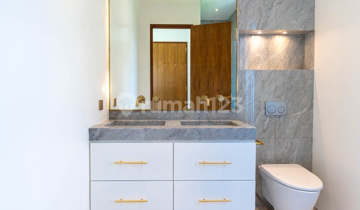 Dijual Vila 4 Kamar Tidur Berperabot Dekat Pantai di Cemagi