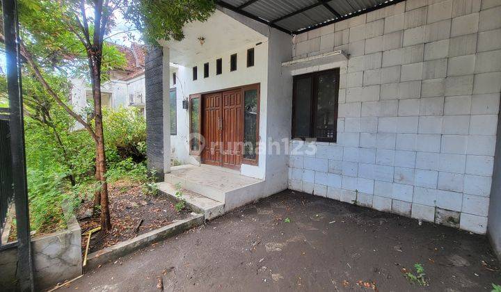 Land for Sale with Bonus 1 Floor Building in Kerobokan, Badung 1