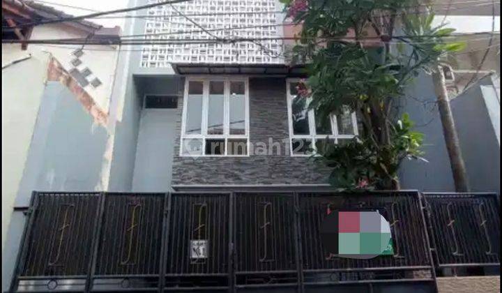 Disewakan rumah 3 lantai, terawat dan siap huni rawamangun jakarta timur 1