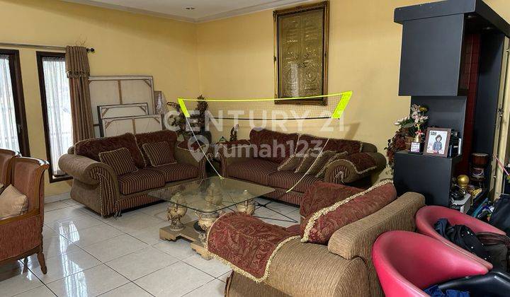 ruang tamu rumah 2 lt lingkungan perumahan