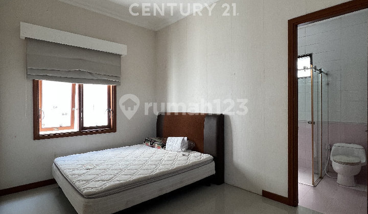 Rumah 1¼ LT Suasana Villa Furnished Strategis di Pulomas R2361 2