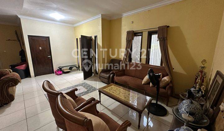 ruang tamu rumah 2 lt lingkungan perumahan