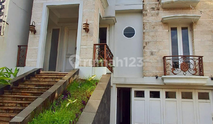 Rumah 2 Lantai Berikut Kolam Renang di Jatinegara, Jakarta S9503 Rumah 2 Lantai Berikut Kolam Renang di Jatinegara, Jakarta S9503