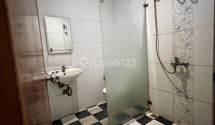 kamar mandi rumah 2 lantai dalam cluster