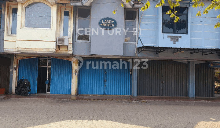 Translated to English:  
**"For Rent: Modern Shophouse, Strategically Located, Main Highway"** 1
