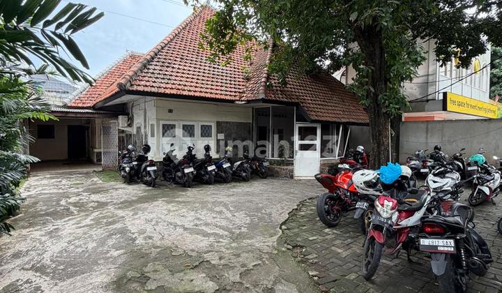 Disewa Rumah Gaya Kolonial Cocok untuk Usaha di Kebayoran Baru