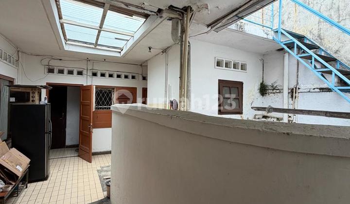 Disewa Rumah Gaya Kolonial Cocok untuk Usaha di Kebayoran Baru 2