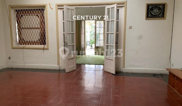 Rumah Hook Dipinggir Jalan Protokol Hitung Tanah di Area Menteng 2