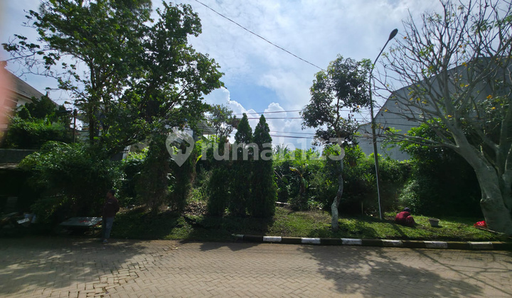 Tanah Siap Bangun di Setiabudi Regency Bentuk Kotak di Pinggir Jalan Utama