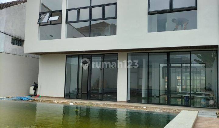 Rumah Baru Mewah di Setiabudi Dengan Kolam Renang  1