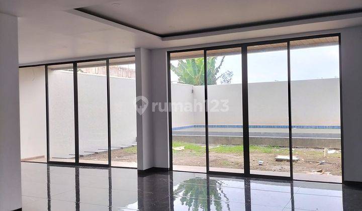 Rumah Baru Mewah di Setiabudi Dengan Kolam Renang  2