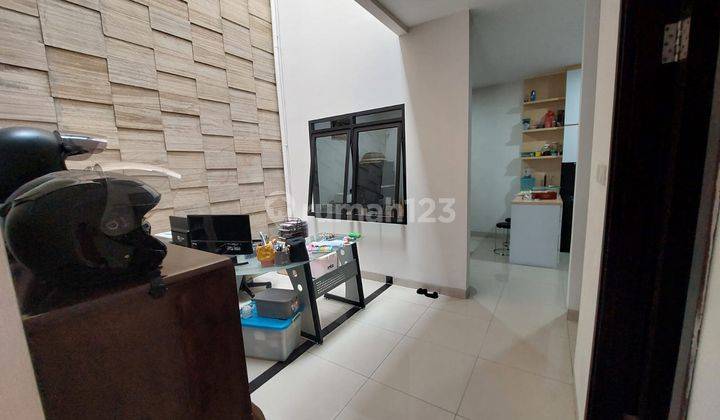 Rumah Furnished Dengan 3 Kamar Tidur 2 Lantai di Sayap Sutami 1