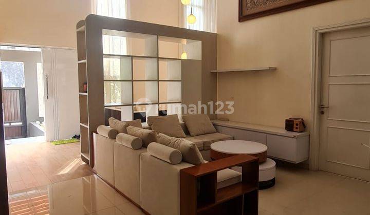 Rumah Ada Kolam Renang Full Furnished di Setra Duta 1