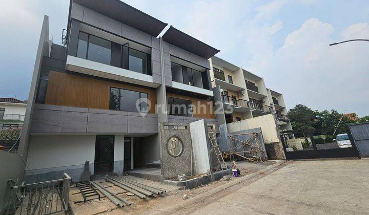 Rumah Baru 3 Lantai Dengan Kolam Renang Mewah Dan Nyaman 1