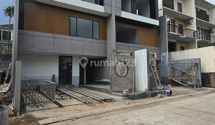 Rumah Baru 3 Lantai Dengan Kolam Renang Mewah Dan Nyaman 2