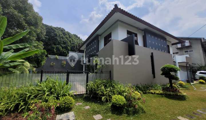 Rumah Mewah Ada Swimming Pool Nyaman Siap Pakai, di Hegarmanah