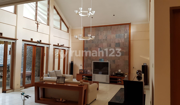 Rumah 3 Lantai Sangat Terawat Siap Huni di Setrasari 2