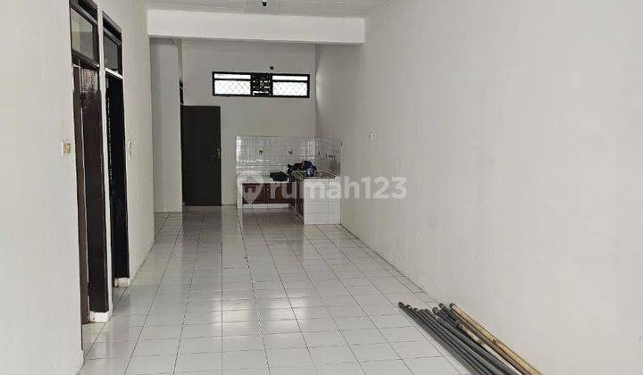 Jual Cepat, Rumah sedikit renovasi di Taman Holis Indah (THI) 1