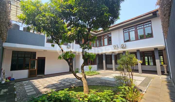 Rumah Mewah dengan Bahan Bangunan Berkualitas Tinggi Kusen Jati Rumah Mewah dengan Bahan Bangunan Berkualitas Tinggi Kusen Jati