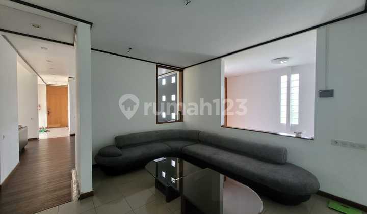 Rumah Mewah Ada Swimming Pool Nyaman Siap Pakai, di Hegarmanah 2