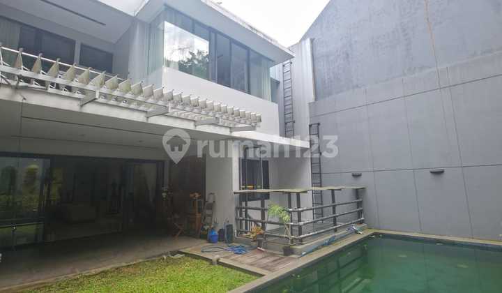 Rumah 3 Lantai SHM di Setra Duta Ada Kolam Renang Siap Huni