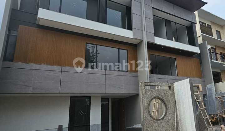 Rumah Baru di Setraduta Minimalis Design dengan Kolam Renang