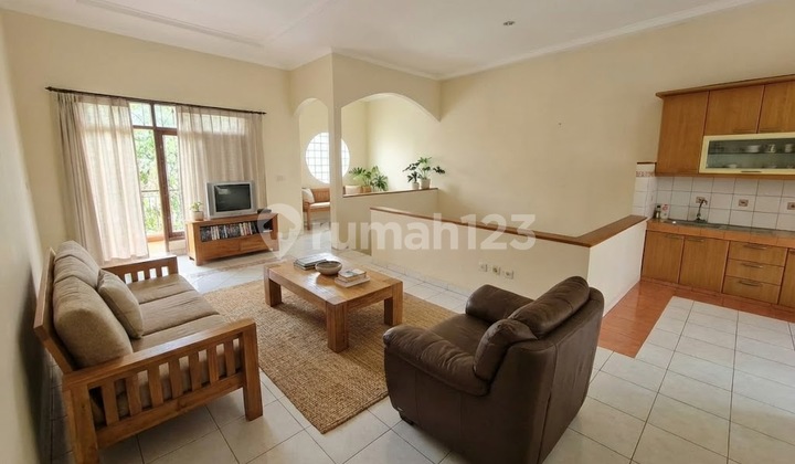 Rumah SHM 2 Lantai Siap Huni di Setraduta Lokasi Tenang Asri Aman