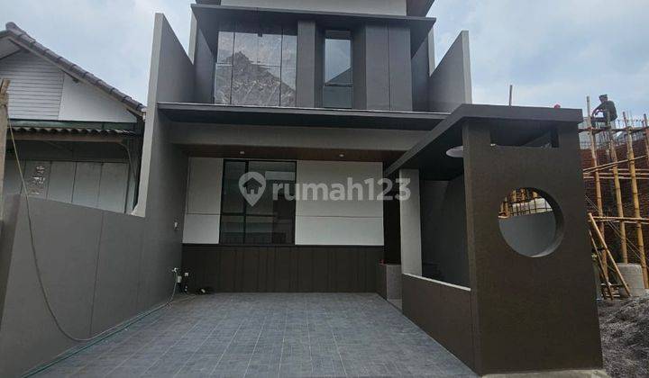 Rumah Modern, Kondisi Baru Dengan 4 Kamar Tidur di Setra Duta 1