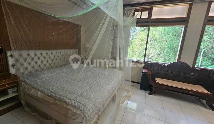 Sewa Rumah Gaya Tropis di Cipaku Tenang untuk Tinggal Aman Asri 2