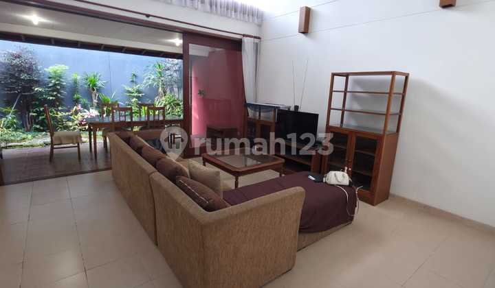 Sewa Rumah Nuansa Tropical Sejuk dan Asri di Setraduta Sewa Rumah Nuansa Tropical Sejuk dan Asri di Setraduta